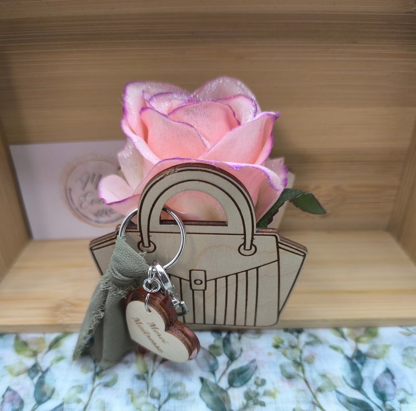 Sac à main rempli d'une rose