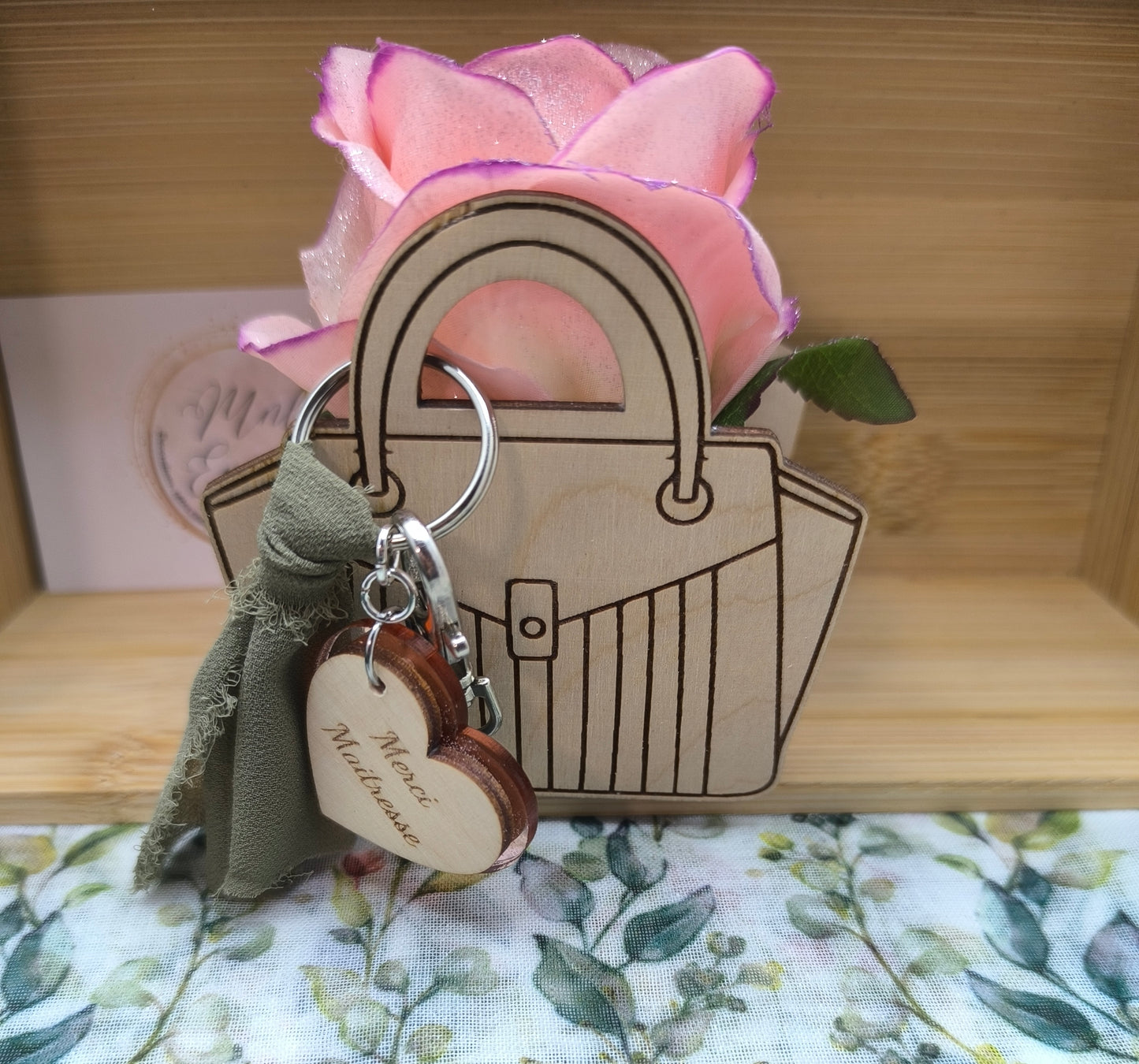 Sac à main rempli d'une rose