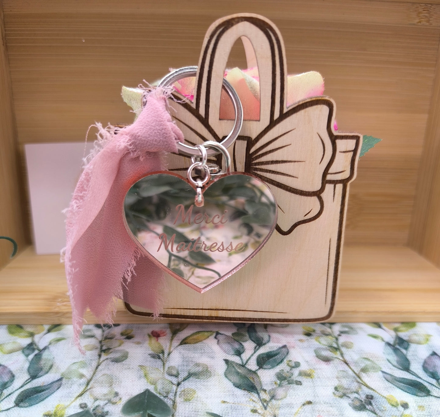 Petit sac en bois avec sa rose