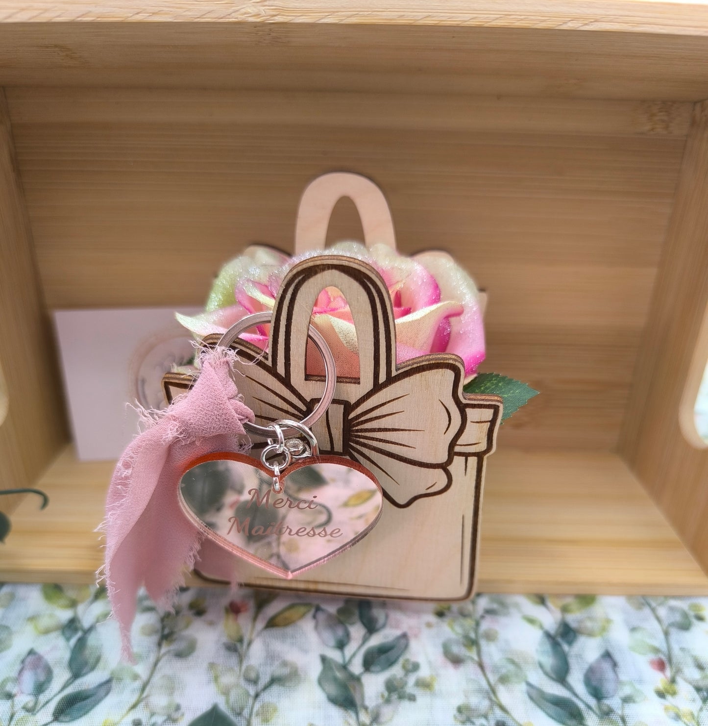 Petit sac en bois avec sa rose