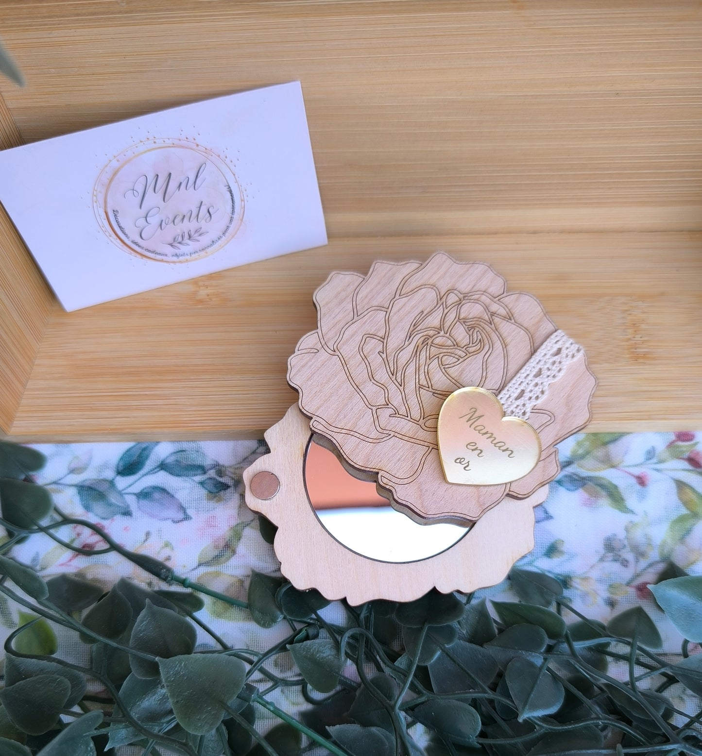 Miroir de poche en forme de rose